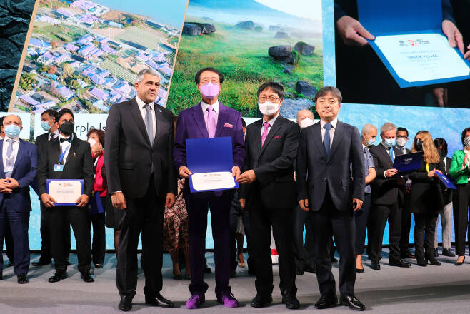 UN WTO 최고의 관광마을 상 받은 신안군-고창군 대표(가운데).