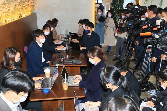 국민의힘 이준석(왼쪽 세 번째) 당 대표가 3일 오전 제주시 연동의 한 카페에서 기자간담회를 하고 있다. [연합]