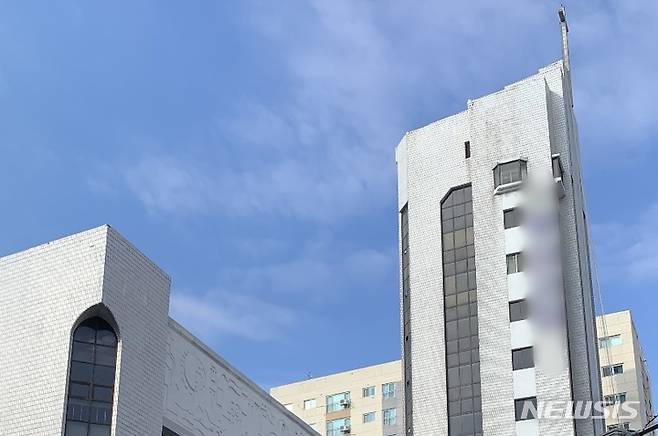 [인천=뉴시스] 김동영 기자 = 3일 국내에서 처음으로 코로나19 오미크론 변이 바이러스 확진 판정을 받은 40대 부부가 다니는 인천 모 교회에서 집단감염이 발생했다. 2021.12. 3. dy0121@newsis.com