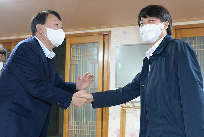 [울산=뉴시스] 배병수 기자 = 이준석 국민의힘 당대표와 윤석열 대선 후보가 3일 오후 울산 울주군의 한 식당에서 회동에 앞서 악수를 하고 있다. 2021.12.03. bbs@newsis.com