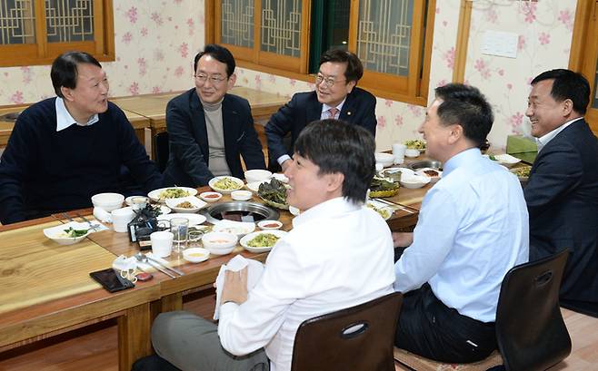 [울산=뉴시스] 배병수 기자 = 이준석 국민의힘 당대표가 3일 오후 울산 울주군 언양읍 모 식당에서 윤석열 대선후보, 김기현 원내대표와 회동을 하고 있다. 2021.12.03. bbs@newsis.com