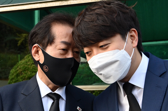 - 홍준표 국민의힘 대선 경선 후보(왼쪽)와 이준석 대표가 26일 오전 서울 동작구 국립서울현충원의 故 박정희 전 대통령의 묘소 참배를 마친 후 대화를 하고 있다.2021. 10. 26 정연호 기자 tpgod@seoul.co.kr