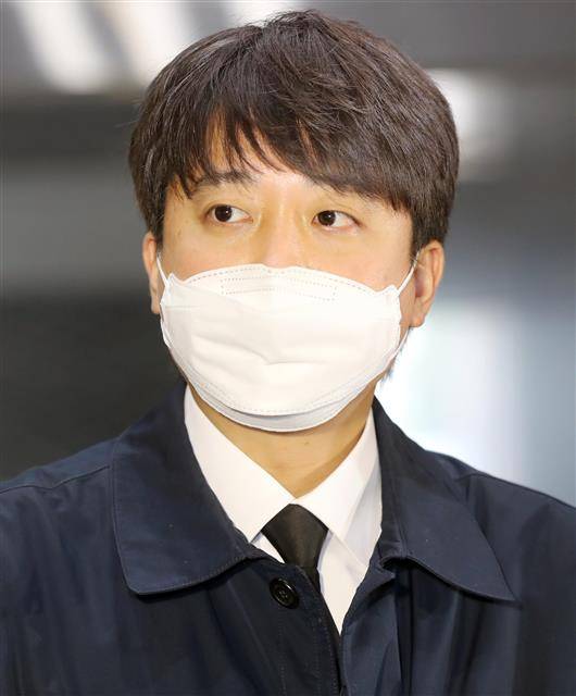 - 2일 오후 당무를 중단하고 잠행 중인 국민의힘 이준석 대표가 제주시 봉개동 제주4.3평화공원 위패봉안실에서 설명을 듣고 있다. 2021.12.2 뉴스1