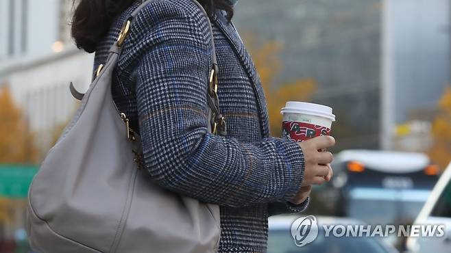 언 손 녹이는 따뜻한 커피 [연합뉴스 자료사진]