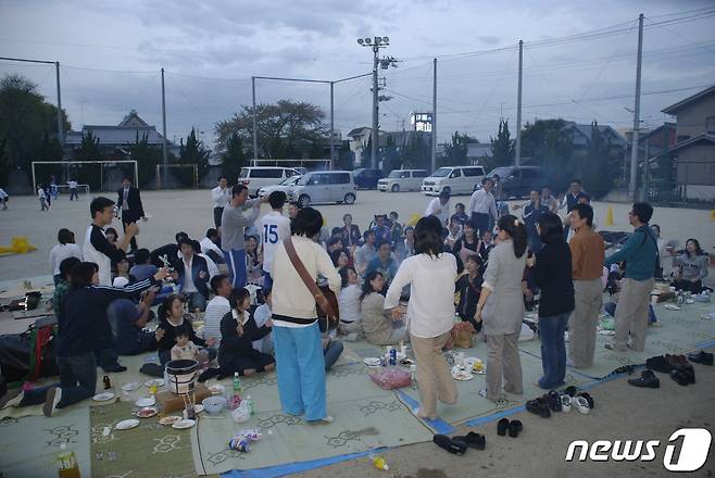 노래패 '우리나라'가 지난 2007년 4월21일 일본 시가조선초급학교 공연 뒤 마련된 '불고기 모임'에 참석, 노래하고 있다. © 뉴스1