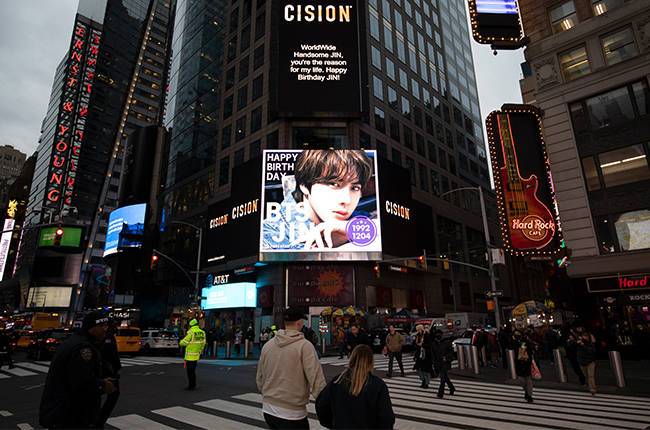 "진, 생일 축하해" 4일 그룹 방탄소년단 진의 생일을 맞아 뉴욕 타임스퀘어 전광판에서 축하 영상이 상영 중이다. /팬앤스타