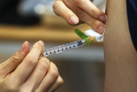 국립중앙의료원 코로나19 중앙접종센터에서 의료진이 백신 접종을 하고 있다. [사진=연합뉴스]