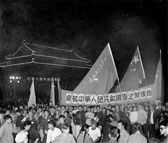 <1954년 9월 21일, 베이징 톈안먼 광장에 모인 시민들이 중화인민공화국 헌법 제정을 경축하고 있다. /wikipedia.org>