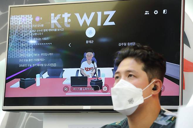 kt 위즈 황재균 선수가 경기 시작 전 네이버제트 플랫폼 제페토 내 메타버스 ’수원 케이티 위즈 파크’에서 라이브 팬미팅을 하고 있다. /KT