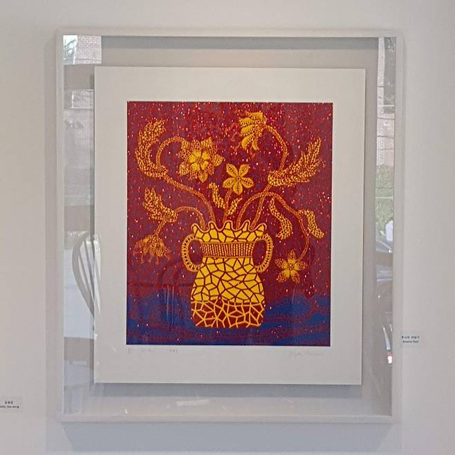 쿠사마 야요이의 1999년작 실크스크린. 표면에 박을 입혀 반짝이는 효과를 냈다. 쿠사마는 1999년을 끝으로 이 같은 기법을 더 이상 적용하지 않았다. 일본인 장인이 그 해 작고했기 때문이다. /컬렉터 A씨 제공