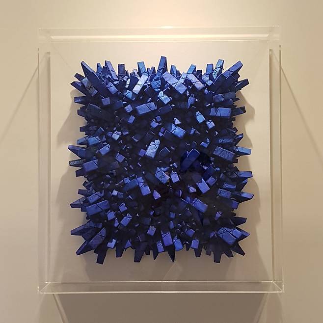 전광영 작가의 '집합'. 직접 수집한 고서를 잘라 스티로폼이나 나무를 감싼 뒤 화면에 붙여, 멀리서 보면 입체적인 단색화 같다. /컬렉터 A씨 제공