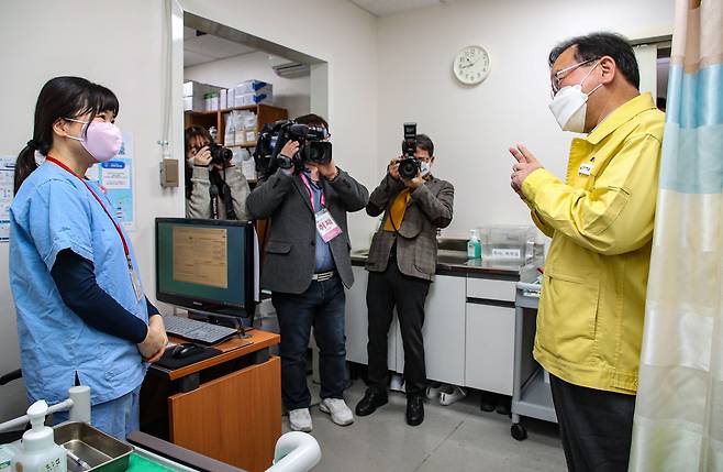 김부겸 국무총리가 4일 오전 신종 코로나바이러스 감염증(코로나19) 백신 추가접종 현장 점검을 위해 서울 은평구 청구성심병원을 찾아 백신 접종을 담당하는 간호사와 대화하고 있다./연합뉴스