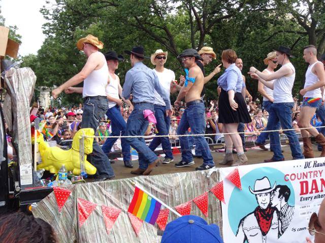 여러 명의 사람들이 대열과 안무를 맞춰 춤추는 '라인 댄스'는 미국 서부개척 시대 술집에 남자들이 줄을 맞춰 같은 동작의 춤을 추며 4방향으로 방향을 전환하여 추던 춤에서 기원했다. 게티이미지뱅크