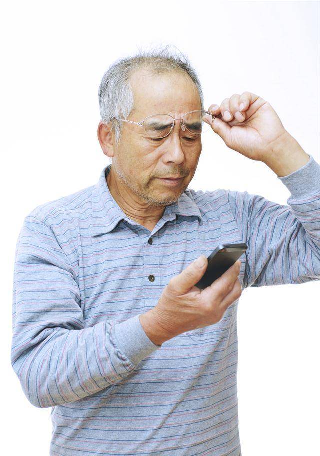 황반변성, 녹내장, 당뇨병성망막병증 등 3대 실명 질환을 조기 발견하면 진행을 늦출 수 있으므로 40대부터 1초 정도밖에 걸리지 않는 안저(眼底) 검사가 필요하다. 대한안과학회 제공