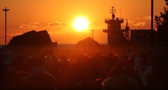 신종 코로나 바이러스 감염증(코로나19) 확산 우려로 해맞이 행사가 줄줄이 취소된 지난 1월 1일 강원 강릉시 정동진 해변도로에서 관광객이 일출을 감상하고 있다. 강릉시는 당시 지역 내 대부분의 해변을 폐쇄했다. 뉴스1