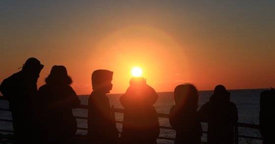 신축년(辛丑年) 새해 첫날인 지난 1월 1일 강원 양양 낙산해수욕장 주변에서 관광객들이 해맞이를 하고 있다. 연합뉴스