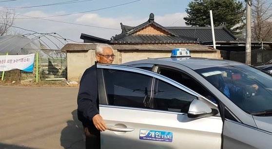 경기도 파주시 적성면 자장리 마을회관 앞 ‘천원택시’ 정류장. 한 마을주민이 택시를 타고 있다. 전익진 기자