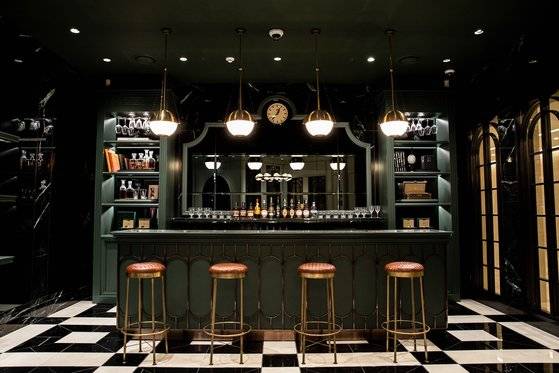 바(bar) 테이블에 앉아 제품을 보면서 착용해 볼 수 있는 '젠틀맨 존'. 이소아 기자