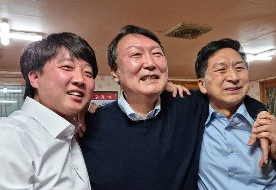 국민의힘 이준석 대표(왼쪽부터)와 윤석열 대선후보, 김기현 원내대표가 3일 울산 울주군의 한 식당에서 만찬 회동를 마친 뒤 포즈를 취하고 있다. 성지원 기자