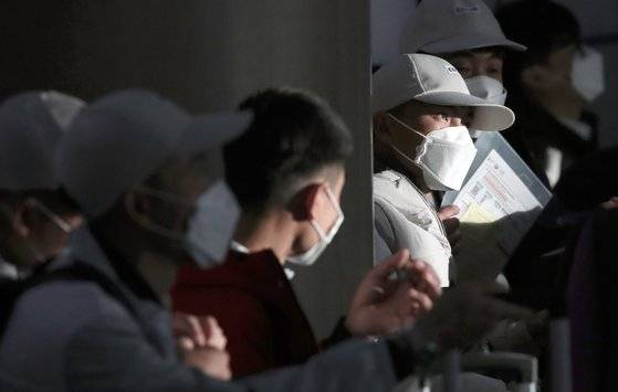 신종 코로나바이러스감염증(코로나19)의 새로운 변이 바이러스인 오미크론 확진자 추가 유입을 막기 위해 모든 입국자에 대한 격리 조치가 시작된 지난 3일 오전 인천국제공항 제1여객터미널에서 베트남 해외노동자들이 자가격리시설로 향하는 수송버스를 기다리고 있다.   연합뉴스