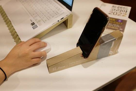 노트북 거치대의 케이스에 숨겨진 기능은 작은 홈에서 찾을 수 있다. 휴대폰을 거치할 수 있는 작은 아이디어가 앙증맞다. [사진 이현우]