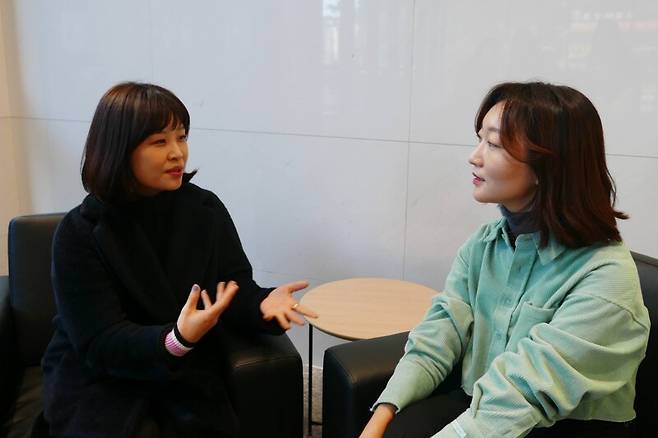 ▲MBN '돌싱글즈2'의 정선영 작가와 박선혜 PD가 미디어오늘과 인터뷰를 하는 도중 서로 이야기를 하는 장면. 사진=정민경 기자.