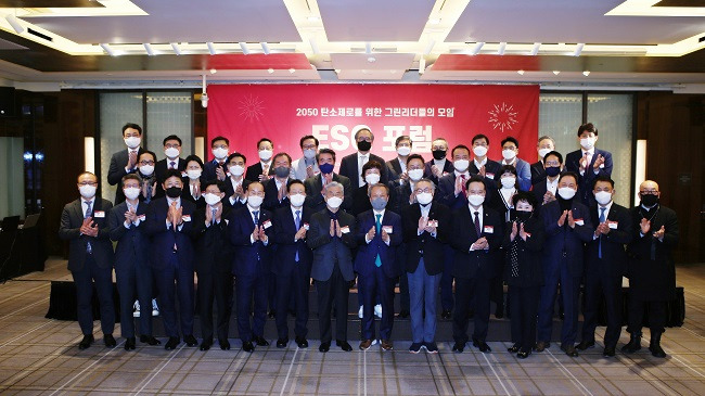 지난 1일 서울 웨스틴조선호텔에서 열린 `ESG포럼` 발족식에서 참석자들이 활짝 웃으며 박수를 치고 있다. 앞줄 왼쪽부터 김두식 법무법인 세종 대표변호사, 오세철 삼성물산 대표, 이형희 SK 수펙스추구협의회 SV위원장, 육현표 삼성경제연구소 사장, 최병오 패션그룹형지 회장, 윤대희 신용보증기금 이사장, 소리꾼 장사익, 최열 환경재단 이사장, 김종량 한양학원 이사장, 하영제 국민의힘 의원, 조선혜 지오영 회장, 강태선 BYN블랙야크 회장, 강호성 삼양사 대표, 이상봉 (주)이상봉 대표.<사진제공=환경재단>