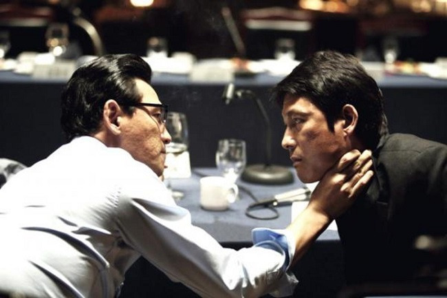 한도경의 인생은 안남시장 박성배를 만난 이후 끊임없이 추락한다.<사진 제공=CJ엔터테인먼트>