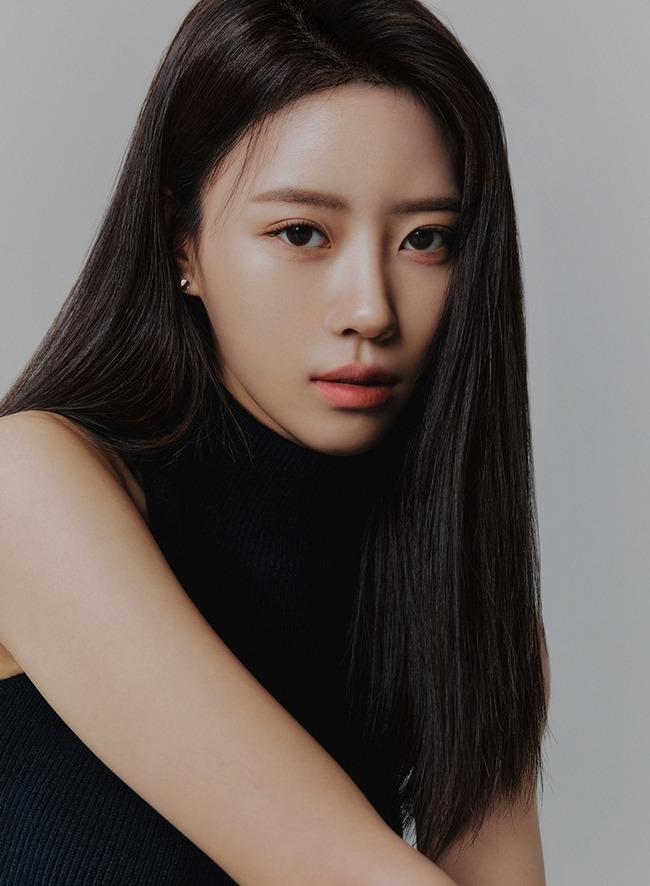 A new Profile photo of Antennas new family Lee Mi-joo has been released.Antenna, a subsidiary, released a new profile photo of Lee Mi-joo on the official SNS on December 3.Lee Mi-joo in the public profile photo showed off his various charms by completely digesting two stylings.First Lee Mi-joo emanated a sophisticated and calm charm with a black sleeveless turtleneck.Especially, the deep eyes and the urban atmosphere showed the charm of Lee Mi-joo, who grew even more.In another photo, Lee Mi-joo had a bright and fresh atmosphere with bright blue cardigans and white jeans.Lee Mi-joo, who has been loved by various entertainers with his energetic charm, has added a unique atmosphere and captivated his attention.Lee Mi-joo, who showed a variety of charms with his new Profile photo, recently signed an exclusive contract with Antenna and announced his active activities.