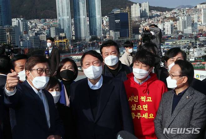 [부산=뉴시스] 하경민 기자 = 국민의힘 윤석열 대선 후보와 이준석 당 대표가 4일 부산 동구 부산항국제여객터미널 내 북항재개발 홍보관을 방문, 박형준 부산시장 등과 함께 북항재개발 지역을 둘러보고 있다. 2021.12.04. yulnetphoto@newsis.com