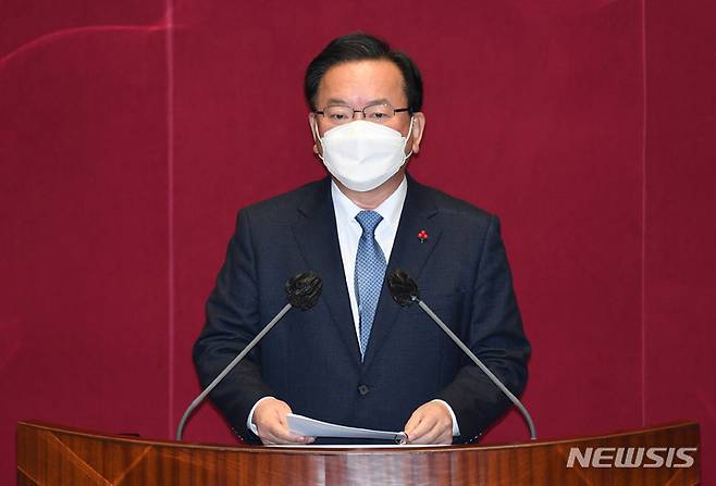 [서울=뉴시스] 김선웅 기자 = 김부겸 국무총리가 3일 오전 서울 여의도 국회 본회의장에서 열린 제391회국회(정기회) 제13차 본회의에서 인사말을 하고 있다. (공동취재사진) 2021.12.03. photo@newsis.com