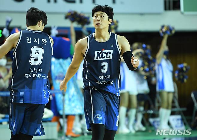 [서울=뉴시스]프로농구 KCC 이정현 (사진 = KBL 제공)