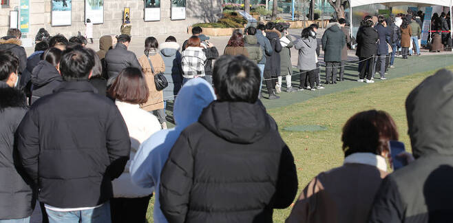3일 오후 서울 중구 서울광장 임시선별검사소에서 시민들이 검사를 받기 위해 대기하고 있다. 뉴시스
