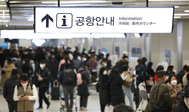 3일 서울 강서구 김포국제공항 국내선 청사가 여행객들로 붐비고 있다. 뉴시스