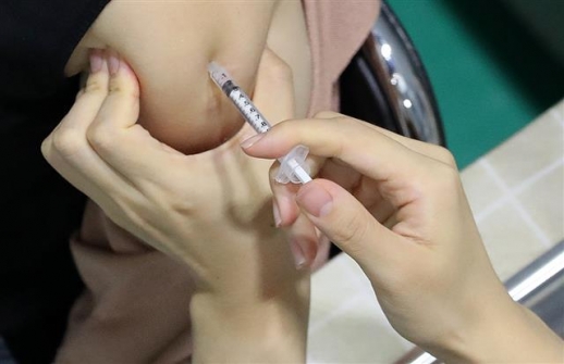 한 시민이 신종 코로나바이러스 감염증(코로나19) 예방 백신을 접종을 하고 있다. (위 기사와 관련 없음). 뉴스1