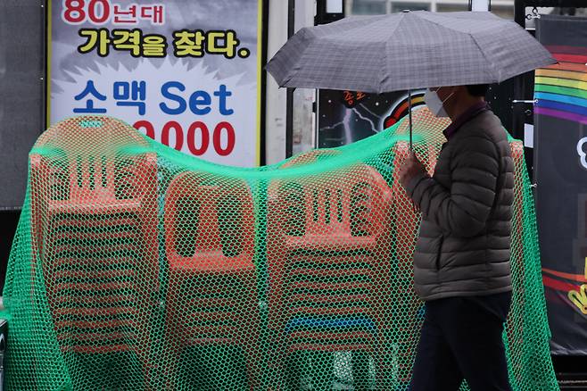 지난달 30일 서울 종로의 한 식당가에 한 주점이 내놓은 간이 의자가 쌓여 있다. ⓒ연합뉴스