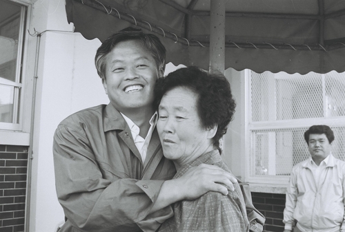 1988년 대전교도소에서 가석방 후 모친 이정숙(2020년 작고) 여사를 안고 웃는 고인 [자료사진]