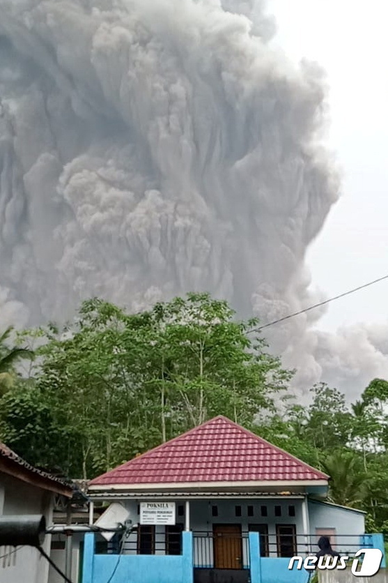 4일(현지시간) 인도네시아에 자바섬 세메루 화산이 폭발하는 모습 © 로이터=뉴스1 © News1 김민수 기자