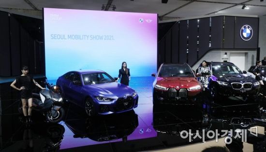 25일 경기 고양시 킨텍스에서 열린 국내 최대 자동차 전시회 '2021 서울모빌리티쇼' 프레스데이에서 참가자들이 BMW 전시관을 둘러보고 있다./고양=김현민 기자 kimhyun81@