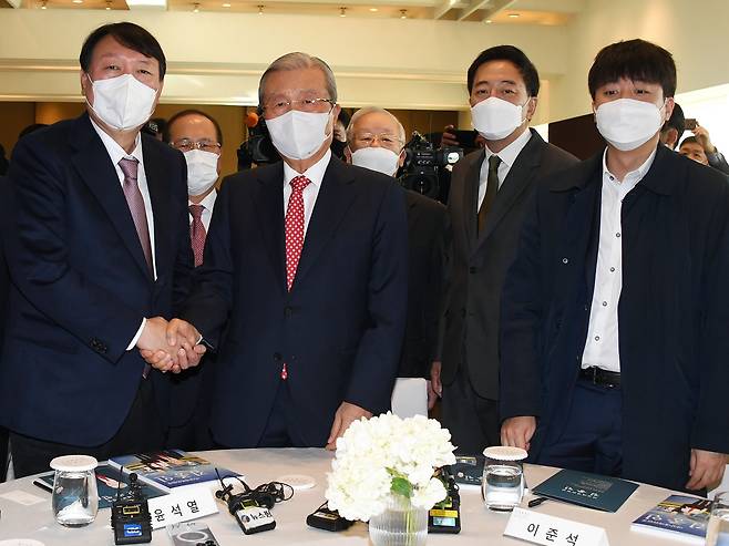 국민의힘 윤석열 대선 후보가 15일 서울 용산구 그랜드 하얏트 서울 호텔에서 열린 만화로 읽는 오늘의 인물이야기 '비상대책위원장-김종인' 출판기념회에 참석해 김 전 비대위원장과 악수하고 있다. 왼쪽부터 윤 후보, 김 전 비대위원장, 금태섭 전 의원, 국민의힘 이준석 대표. /연합뉴스