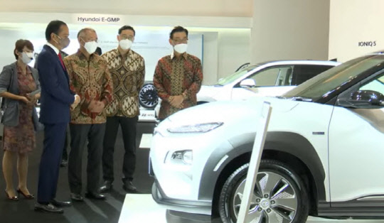 지난 10월 25일 현대차 정의선 회장과 조코 위도도 대통령이 인도네시아 자카르타 JI엑스포에서 열린 '미래 전기자동차 생태계' 행사에서 전시장을 관람하고 있다. 자카르타=연합뉴스