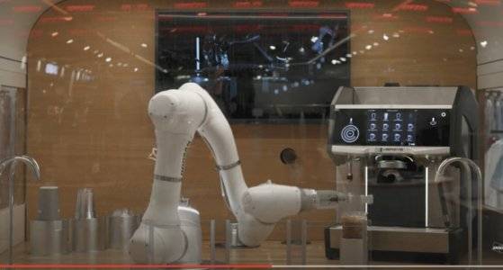 카페라떼를 제조 중인 협동로봇. [두산로보틱스 유튜브 캡처]