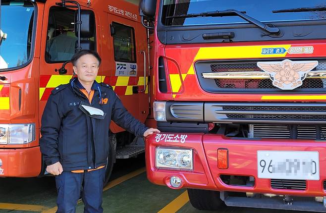 정년퇴직을 6개월 앞둔 민병문 소방위가 지난3일 과천119안전센터에서 중앙일보와 인터뷰했다. 그는 시집 판매 수익금 전액을 소방관 유족을 위해 사용할 계획이다. 석경민 기자