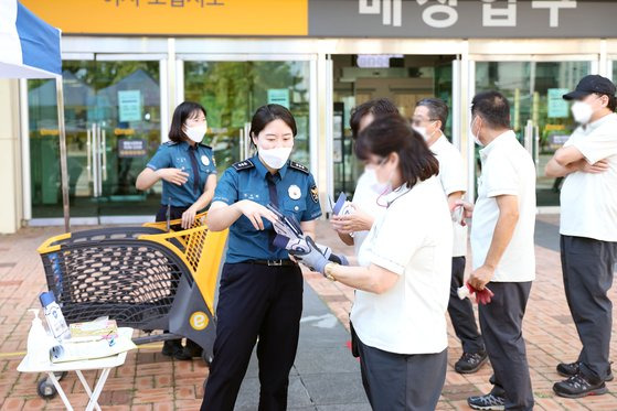 경기북부경찰청이 지난 10월 14일 오후 고양시 이마트 일산킨텍스점 앞에서 보이스피싱(전화금융사기) 예방 캠페인과 현장 상담을 진행했다. [경기북부경찰청 제공]