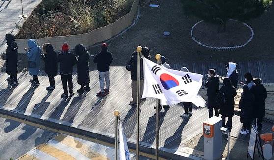 지난주 국내 증시는 신종 코로나바이러스 감염증(코로나19) 신종 변이 바이러스인 ‘오미크론’ 공포감을 털고 반등에 성공했으나, 불확실성에 따른 롤러코스터 장세는 당분간 이어질 전망이다. 사진은 닷새째 5000명대 안팎의 신종 코로나바이러스 감염증(코로나19) 확진자가 발생한 5일 오전 서울 송파구보건소에서 시민들이 코로나19 검사를 받기 위해 길게 줄 서 있다. 뉴스1
