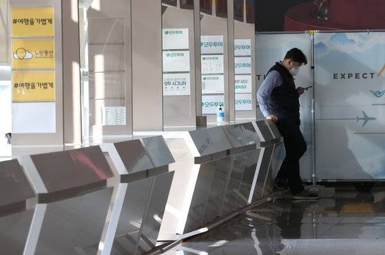 정부가 코로나19 변이 오미크론을 막기 위해 3일부터 2주간 내국인을 포함한 모든 해외 입국자에 대해 예방접종 여부와 상관없이 10일 격리조치를 한다. 사진은 2일 인천국제공항 여행사 창구. [연합뉴스]