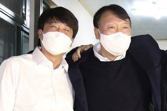 이준석 국민의힘 대표와 윤석열 대선 후보가 3일 오후 울산 울주군 한 식당에서 회동을 마친 뒤 포옹을 하고 있다. 뉴스1