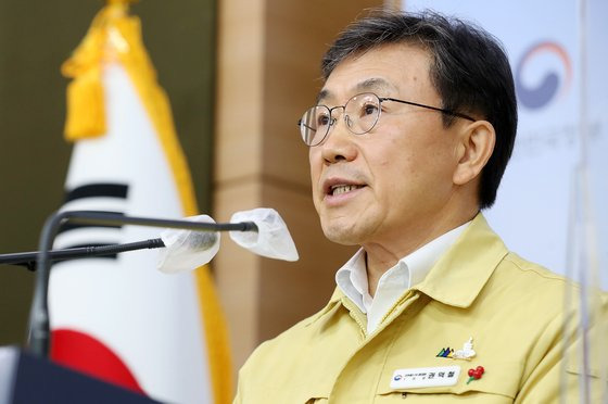 권덕철 중앙재난안전대책본부 1차장(보건복지부 장관)이 3일 오전 서울 종로구 정부서울청사 별관에서 열린 신종 코로나바이러스 감염증(코로나19) 중앙재난안전대책본부 정례브리핑에서 '코로나19 특별방역대책 추가 후속조치'를 발표하고 있다. 뉴스1