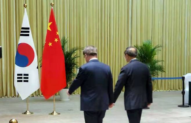 서훈 청와대 국가안보실장(왼쪽)과 양제츠 중국공산당 정치국원이 지난 2일 오후 중국 톈진의 한 호텔에서  회담을 하기위해 회담장으로 들어가고 있다. 베이징특파원 공동취재단