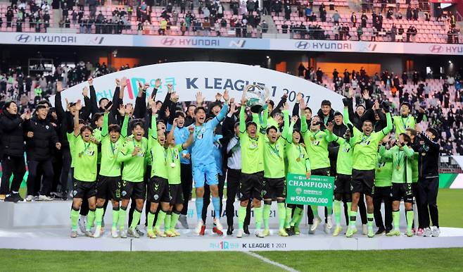 리그 5연패를 달성한 전북 현대 선수들이 5일 전주월드컵경기장에서 열린 K리그1 2021 파이널A 최종전이 끝난 직후 우승 트로피를 들어올리며 환호하고 있다.    연합뉴스